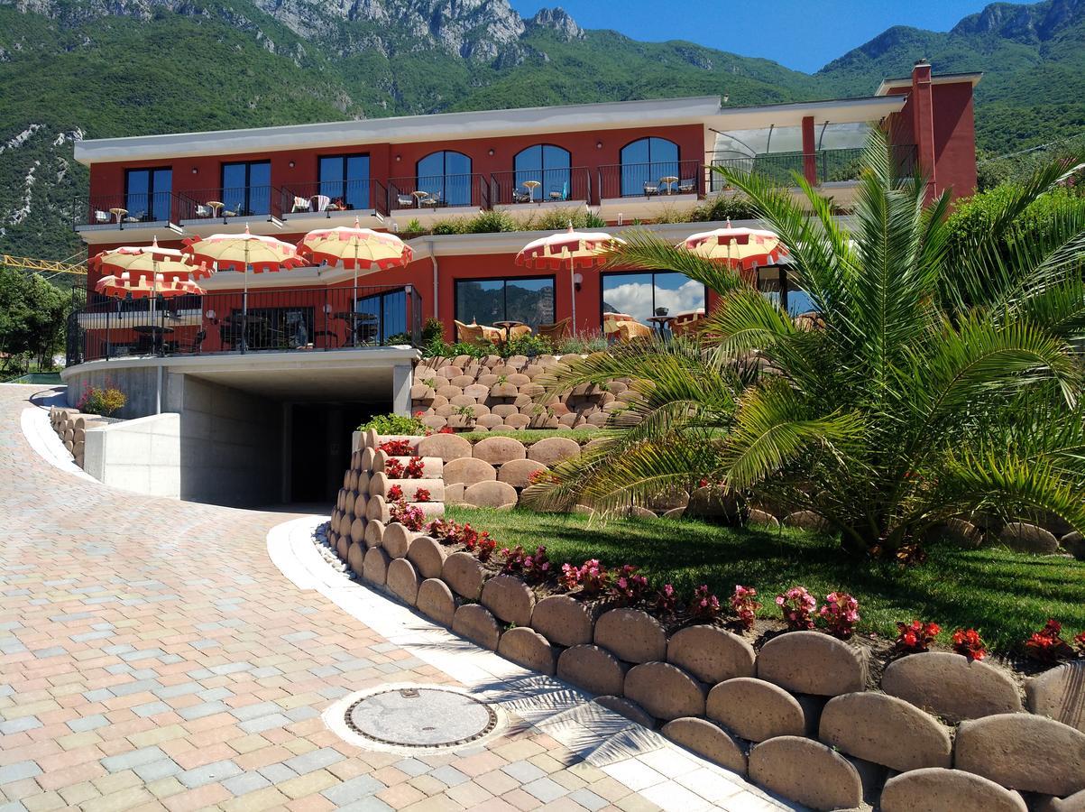 Hotel Oasi Beach Мальчезине Экстерьер фото