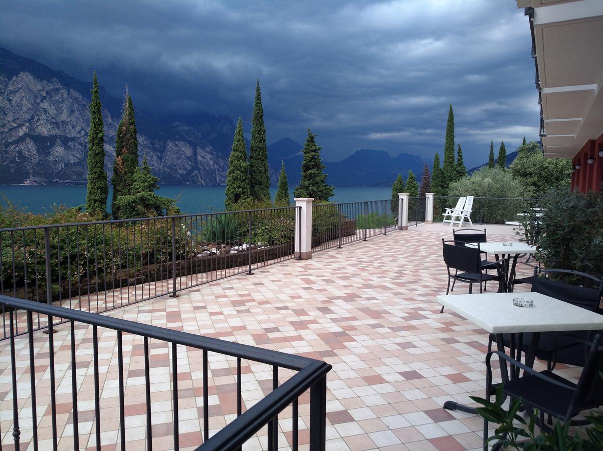 Hotel Oasi Beach Мальчезине Экстерьер фото