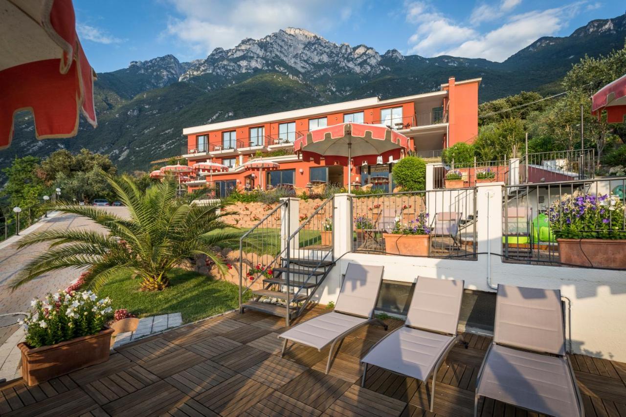 Hotel Oasi Beach Мальчезине Экстерьер фото